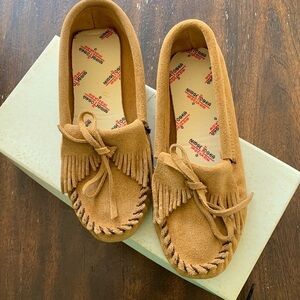 Minnetonka Moccasin Tan Suede 5.5